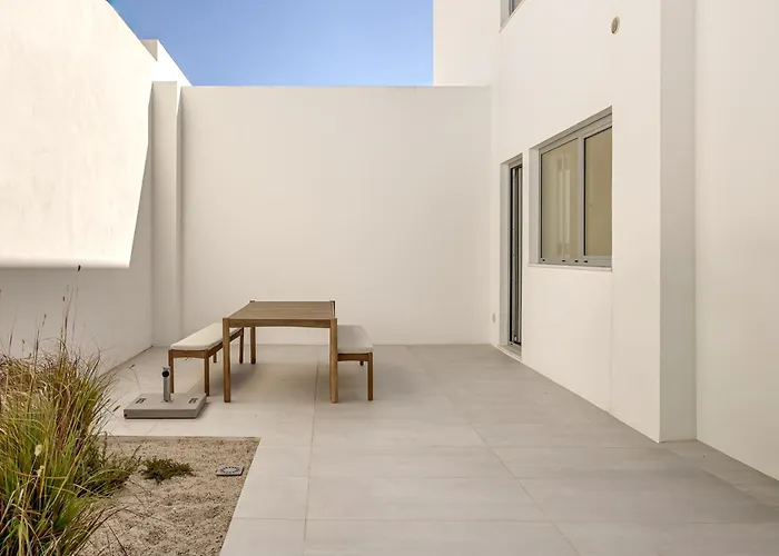 Modern & Bright With Pool By Homing *